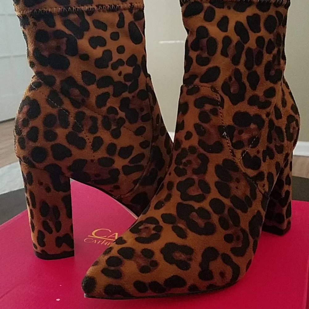 Catherine Malandrino Faux Suede Block Heel Bootie Leopard Print 8